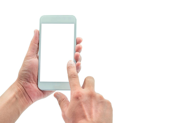 ホワイトの携帯電話を持っている男の手のクローズアップショットと画面上のタッチのための指でポインティングを使用します。クリッピングパスを持つ白い背景に隔離されたモックアップのための空白の白い画面表示. - 写真・画像