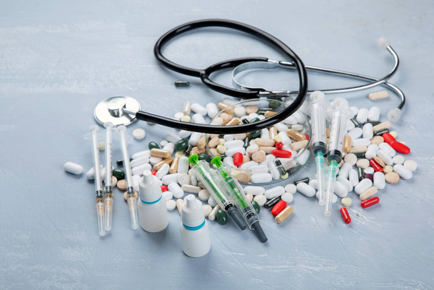 Çeşitli ilaç hapları, haplar ve kapsüller yığını. Tıbbi konsept - Fotoğraf, Görsel