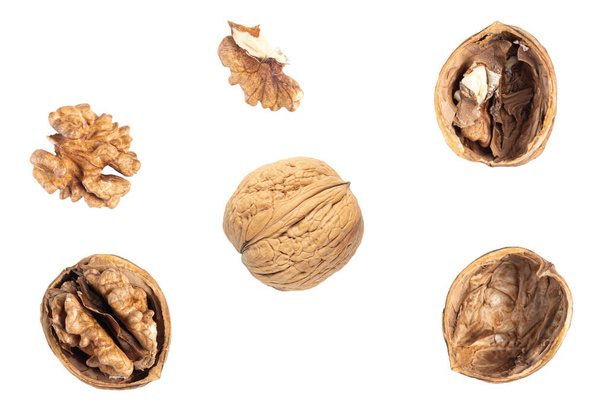 орех и треснувший грецкий орех изолированы на белом фоне - Фото, изображение