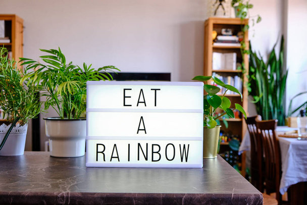 Lightbox escribió "Come un arco iris" con letras de cine. Concepto para comer sano
. - Foto, Imagen