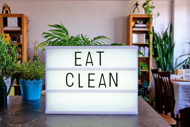 Лайтбокс написал "Ешь чисто" с киношными буквами. Концепция здорового питания. Здоровый образ жизни
. - Фото, изображение