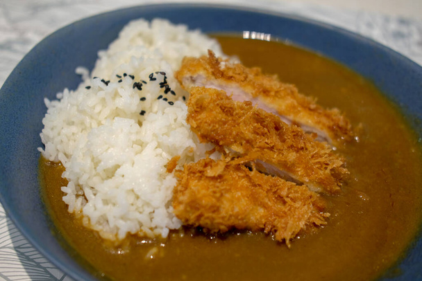 Tonkatsu sült sertés curry rizzsel a tányéron - Fotó, kép