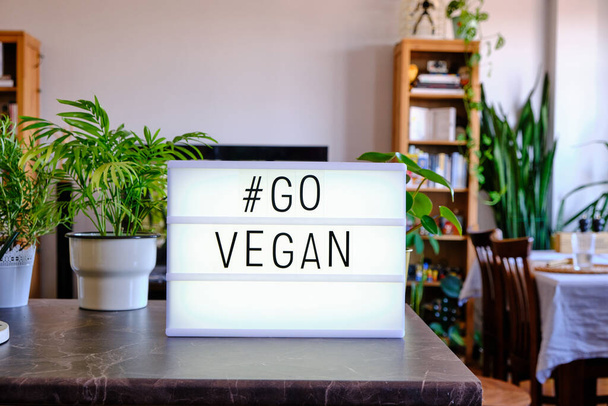 Lightbox napsal "Go Vegan" filmovými písmeny. Koncept Veganismu. Zdravý životní styl. Veganský život. - Fotografie, Obrázek