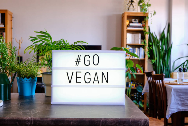 Lightbox γραμμένο "Go Vegan" με γράμματα κινηματογράφου. Έννοια για τον Βεγκανισμό. Υγιής τρόπος ζωής. Ζωική ζωή. - Φωτογραφία, εικόνα