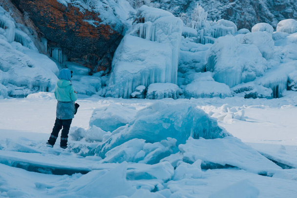 Dívka stojí na polámaném ledě jezera Bajkal - Fotografie, Obrázek