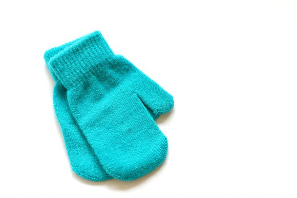 Baby-Accessoires, Socken und Handschuhe auf weißem Hintergrund mit Kopierraum für Kinder-Konzept. - Foto, Bild