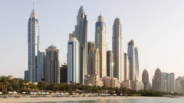 Dubai Marina hohe Wolkenkratzer an einem strahlend warmen Abend - Foto, Bild