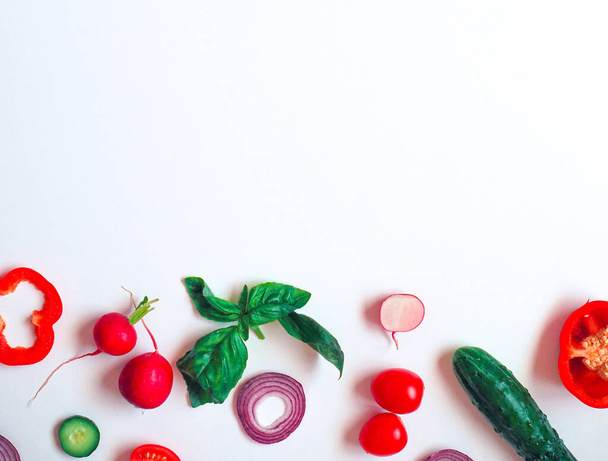 テキストのための白い背景上のビュースペースに新鮮な野菜とクックフレーム - 写真・画像