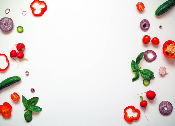 Cook keret friss zöldségek fehér háttér felső nézet hely szöveg - Fotó, kép