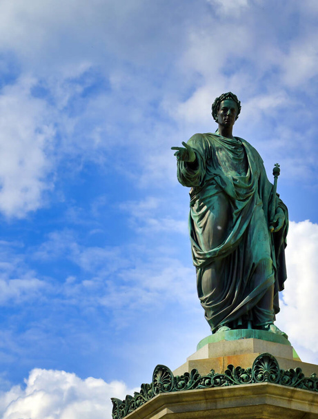Viena, Austria - 19 de mayo de 2019 - La estatua del emperador Francisco I, diseñada por Pompeo Marchesi en 1846, ubicada en el Palacio de Hofburg en Viena, Austria
. - Foto, imagen