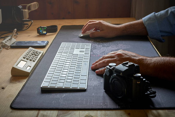 Algunas fotos de un fotógrafo de mesa de trabajo en tiempo covid
 - Foto, imagen