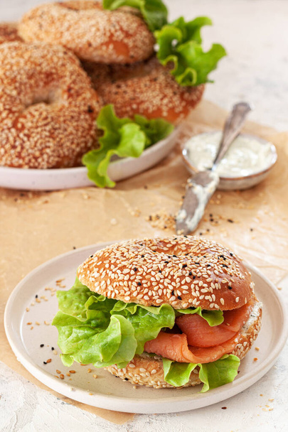 Свежий здоровый бутерброд с лососем, сливочным сыром и салатом
 - Фото, изображение