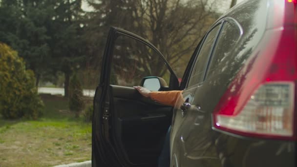 Confident black man getting out of parked car - Séquence, vidéo