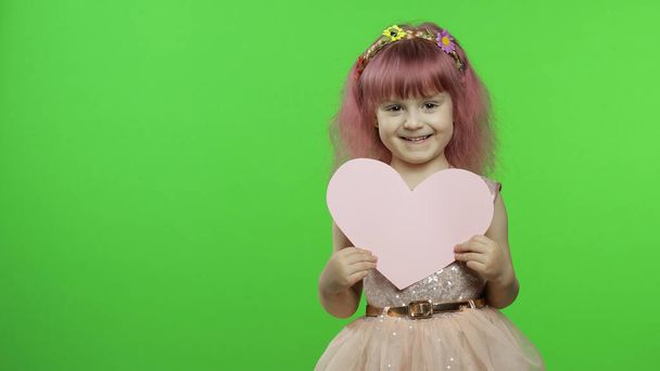 Принцеса дівчинки має рожеве серце. День матері, день святого Валентина - Фото, зображення