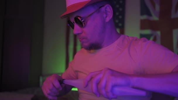 Creative freelancer fixing hookah pipe in neon lights. - Materiał filmowy, wideo