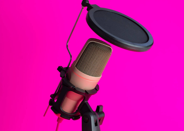 Professionelles Kondensatormikrofon auf Fuchsia-Hintergrund - Foto, Bild