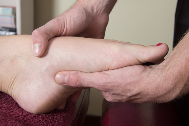 Massaggio chiropratico il ponte paziente di piede
 - Foto, immagini
