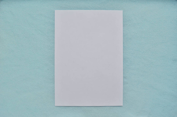 Papierboot Schritt für Schritt Anleitung. Weißes Papier auf blauem Hintergrund. Schritt 1 - Foto, Bild