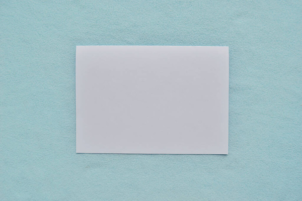 Instruções passo a passo do barco de papel. Livro branco sobre um fundo azul. Passo 2
 - Foto, Imagem
