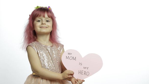 Gyermek lány hercegnő tartja rózsaszín papír szív szöveges anyáról. Anyák napja - Fotó, kép