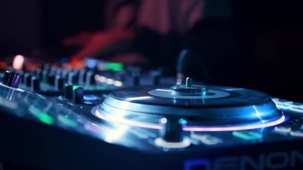 DJ mixování hudby, ruce na mixážní tlačítka, gramofony - Záběry, video