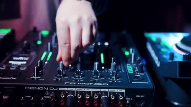Dj mixen muziek, handen op de mixer knoppen, draaitafels - Video