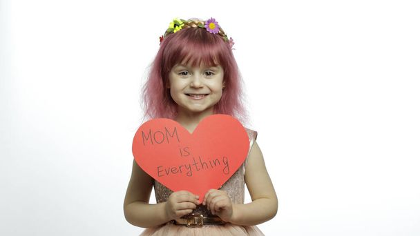 Criança princesa menina detém coração de papel vermelho com texto sobre a mãe. Dia das mães
 - Foto, Imagem
