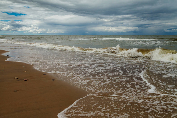 Vista a una costa natural del mar Báltico
. - Foto, Imagen