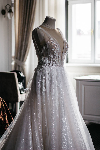suknia ślubna na manekin w pokoju hotelowym - Zdjęcie, obraz
