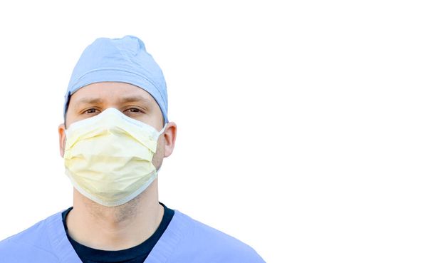 テキストのための白い背景のコピースペースに隔離された医療用マスクの専門家を身に着けているスクラブの看護師。単語を追加するための空白のコロナウイルスバナー. - 写真・画像