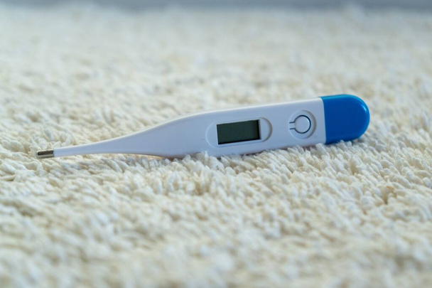 Elektronische thermometer of de diagnostische test op tafel. Slowakije - Foto, afbeelding