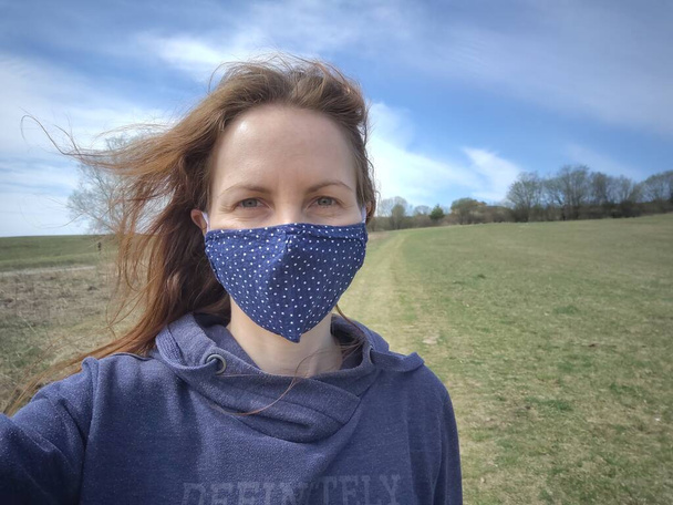 Doğada solunum maskesi takan bir kadın. Slovakya - Fotoğraf, Görsel