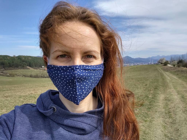 Жінка в масці респіратора в природі. Словаччина - Фото, зображення