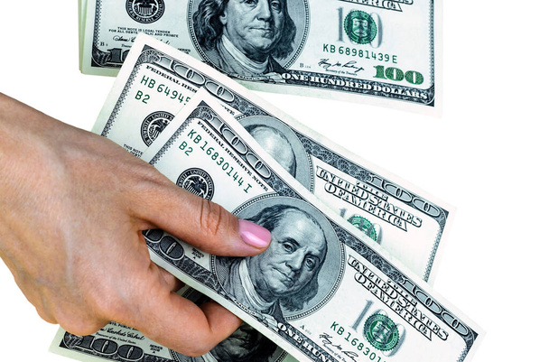 Les mains féminines tenant et comptant les billets de cent dollars des États-Unis, isolées sur fond blanc
 - Photo, image