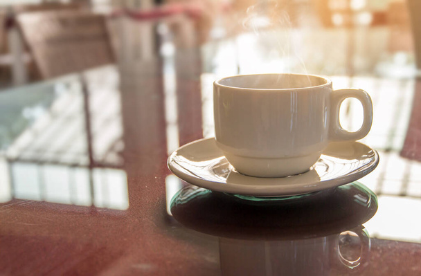 Καφές σετ φρένων, φλιτζάνια ζεστό καφέ espresso στο τραπέζι και ελαφρύ backgroun - Φωτογραφία, εικόνα