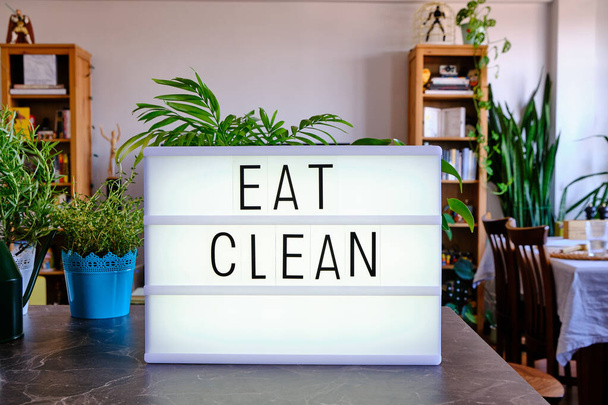 ライトボックスは映画の文字で"クリーンを食べる"を書いた。健康食品を食べるための概念。健康的なライフスタイル. - 写真・画像