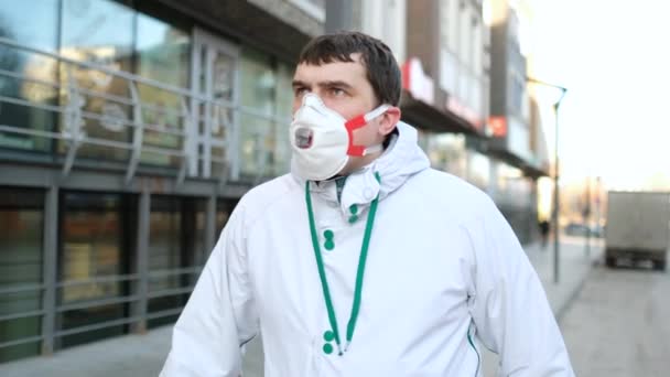 Aggressive people walk. Coronavirus Mask. Angry Man. Corona Virus Mers. Covid-19 - Video