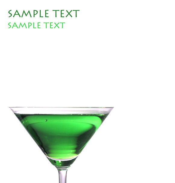 een verse weelderige groen cocktail geïsoleerd op wit met veel kopie-ruimte. ideaal voor pret van de zomer concepten en partijen - perfect voor dia's en presentaties - Foto, afbeelding