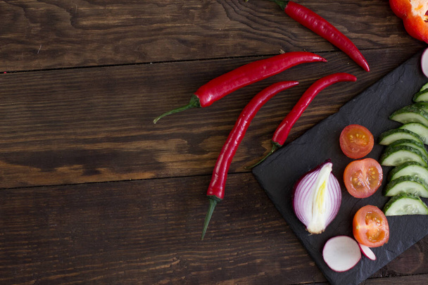 piros csípős chili paprika az asztalon - Fotó, kép