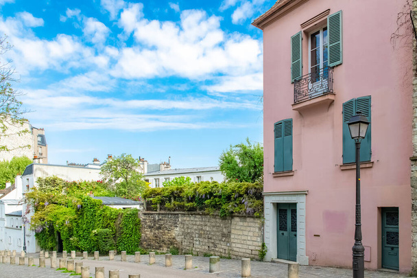 Parijs, Frankrijk, beroemd roze huis en gebouwen in Montmartre, in een typische straat - Foto, afbeelding