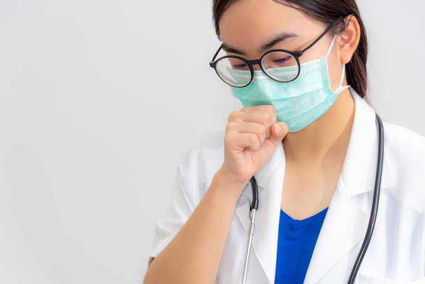 Asijské mladá žena lékař kašel nosit masku do bezpečí Koronavirus, Lékařský kašel je nebezpečný signál virus infekce, Koncept postarat se sami je pomoci lékaři zastavit epidemii Covid-19 virus - Fotografie, Obrázek