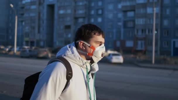 Corona virus Mer. Man Walking Empty City Street Quarantine. Lockdown People Mask - Video, Çekim