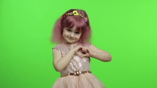Děvčátko princezna ukazuje lásku srdce znamení s rukama. Koncept dne matek - Záběry, video