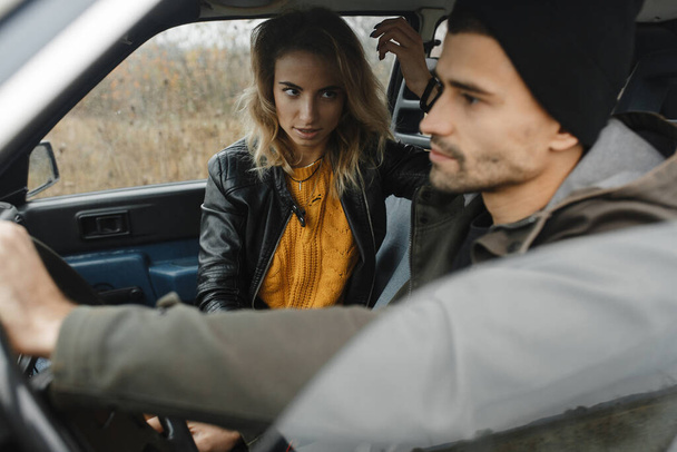 Frau streitet mit Mann im Auto Das wirkliche Leben - Foto, Bild