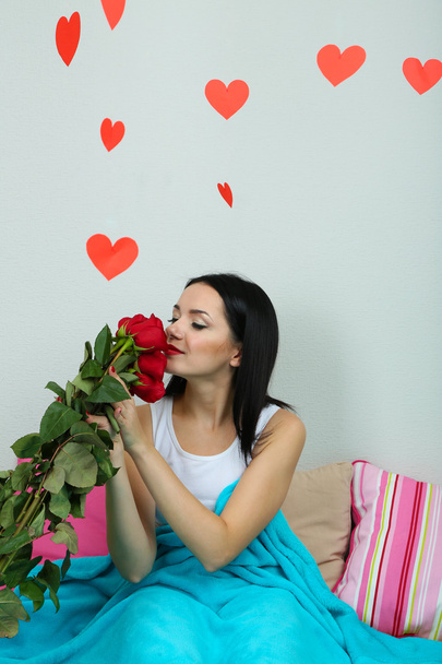 Mulher bonita com rosas na cama no Dia dos Namorados
 - Foto, Imagem