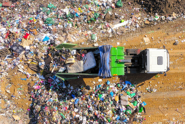 Camion à ordures chargé dans une décharge municipale
. - Photo, image
