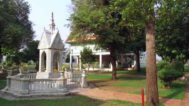 Wat Niwet Thammaprawat Ratchaworawihan - Thaise boeddhistische tempels in die zin dat de architectuur lijkt op die van een Europese kerk, gebouwd in de gotische stijl. Ayutthaya, Thailand - 21 januari 2020 - Video