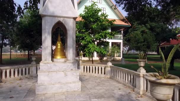 Wat Niwet Thammaprawat Ratchaworawihan - Thaise boeddhistische tempels in die zin dat de architectuur lijkt op die van een Europese kerk, gebouwd in de gotische stijl. Ayutthaya, Thailand - 21 januari 2020 - Video