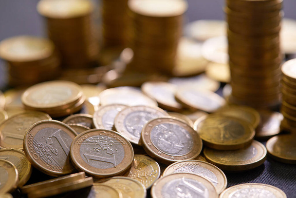 Monedas de euros apiladas en la mesa. Concepto de dinero
 - Foto, imagen