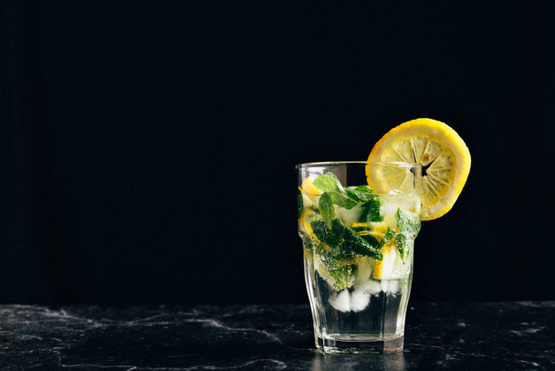 bicchiere di mojito decorato con un limone su sfondo scuro. chiudi immagine orizzontale
 - Foto, immagini